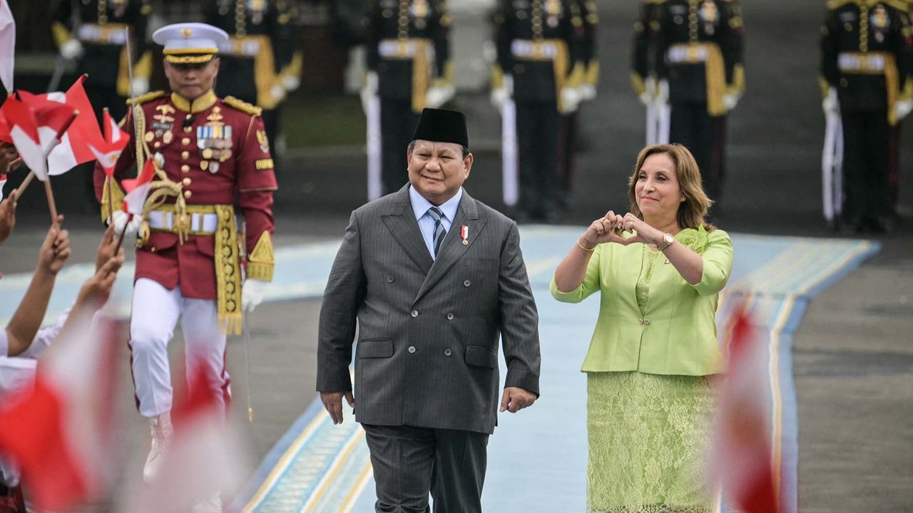 Presiden Indonesia Prabowo Subianto bersama Presiden Peru Dina Boluarte menyapa  murid-murid sekolah dasar yang mengibarkan bendera kedua negara di Istana Merdeka, Jakarta, Senin (11/08/2025).