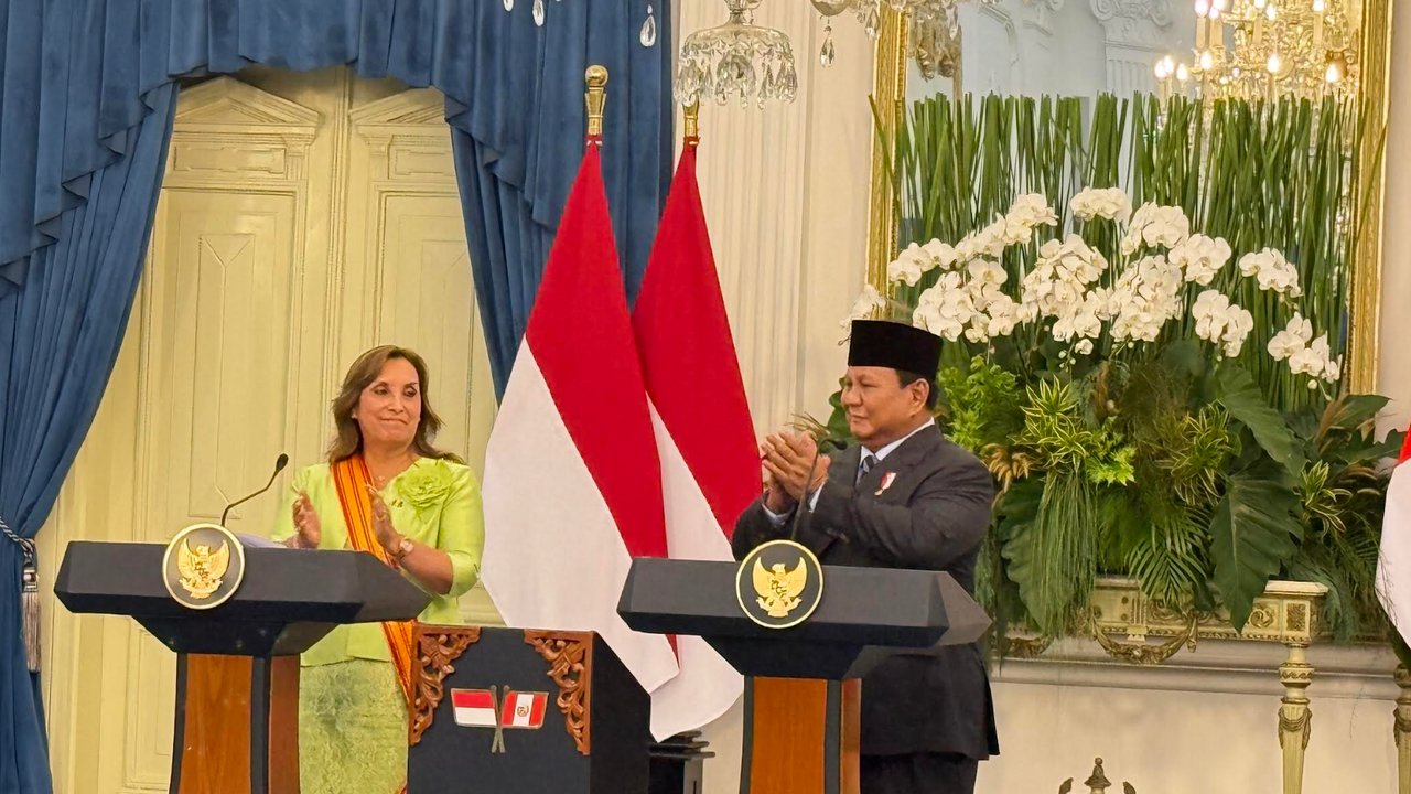 Prabowo Beri Bintang Adipurna untuk Presiden Peru Dina Boluarte