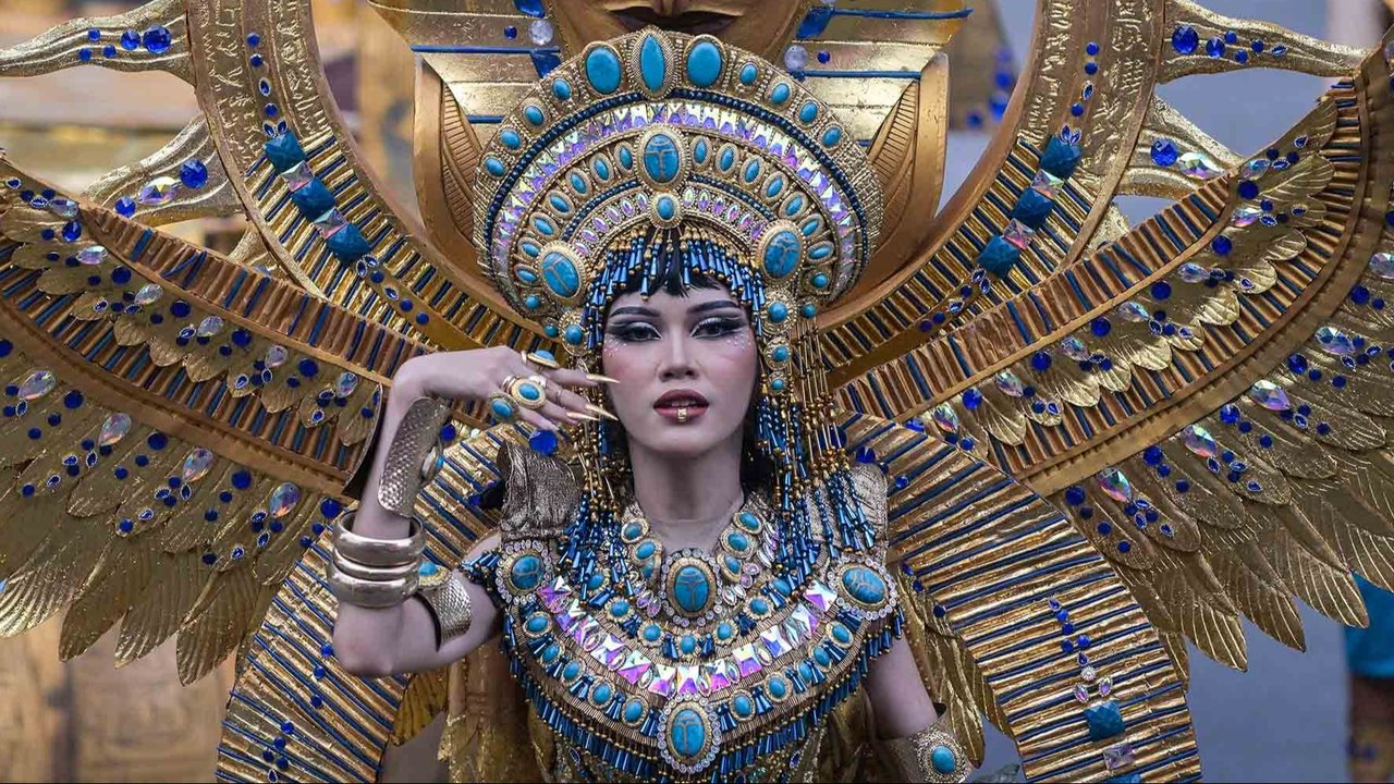 Peserta dengan kostum bertema Teka Teki Sungai Nil  mengikuti parade sepanjang 3,6 kilometer dalam Jember Fashion Carnival di Jember, Jawa Timur, Minggu (10/08/2025).