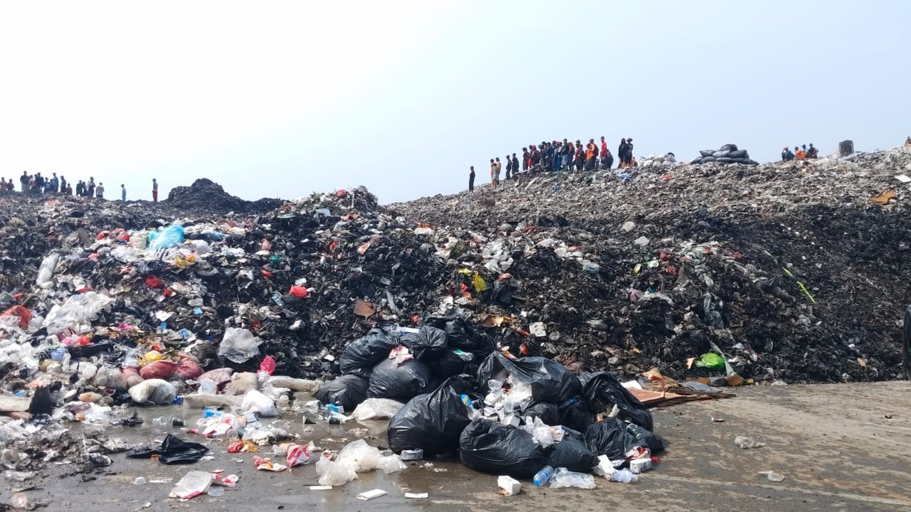Sampah Longsor di TPAS Galuga Bogor, Operator Ekskavator Tewas