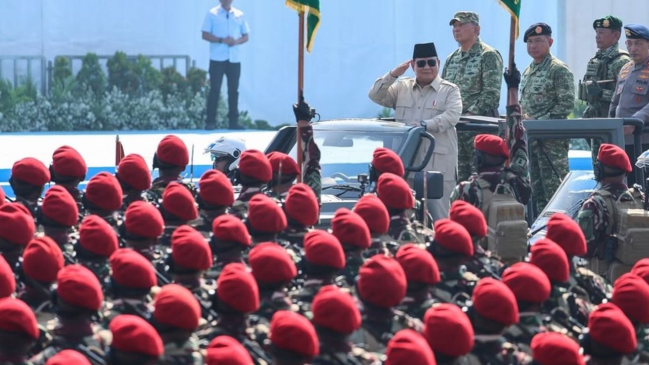 VIDEO: Tatapan Sangar Melotot Ribuan Pasukan TNI, Gagah Depan Prabowo Cek Pasukan di Atas Maung