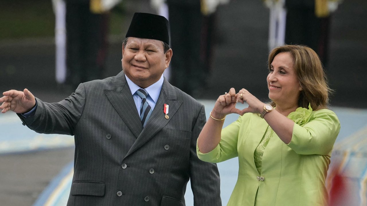 VIDEO: Reaksi Prabowo saat Presiden Peru Beri Tanda Love ke Siswa SD
