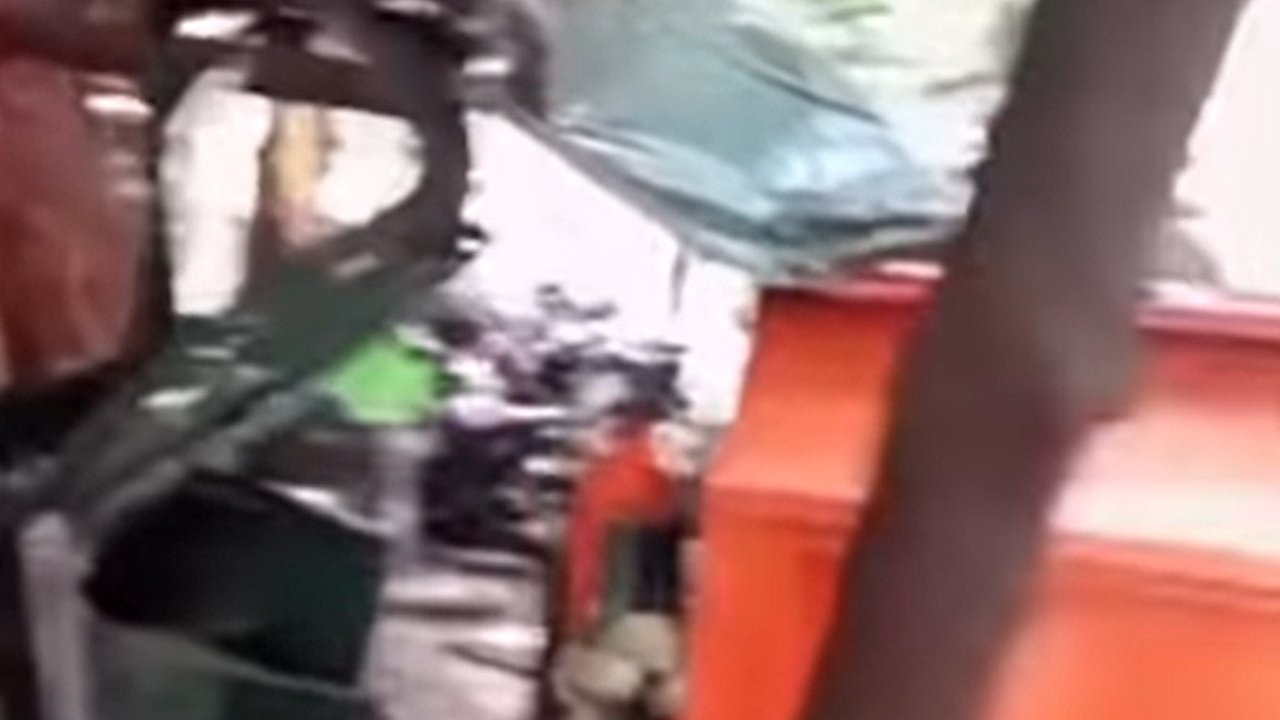 Tragis, 'Pasukan Oranye' Terpelanting hingga Tangan Terjepit Gerobak dan Pohon Usai Diserempet Mobil