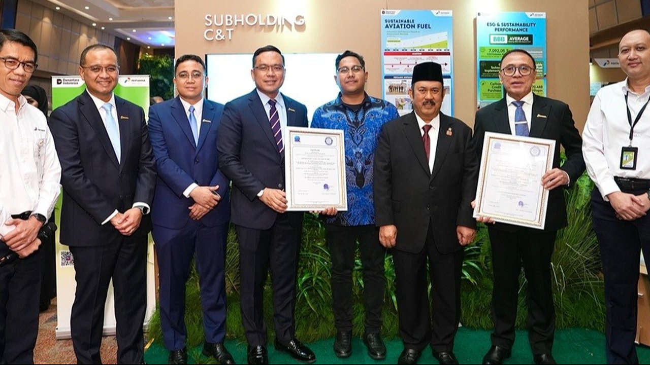 Direktur Utama PT Pertamina Simon Aloysius Mantiri Menerima Sertifikasi dari CEO PT Qualitas Sertifikasi Indonesia (QSI)