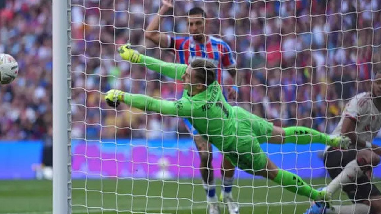 Dean Henderson, kiper Crystal Palace saat laga Community Shield melawan Liverpool di Stadion Wembley, London, Minggu (10-8-2025). (Dok. X @CPFC)