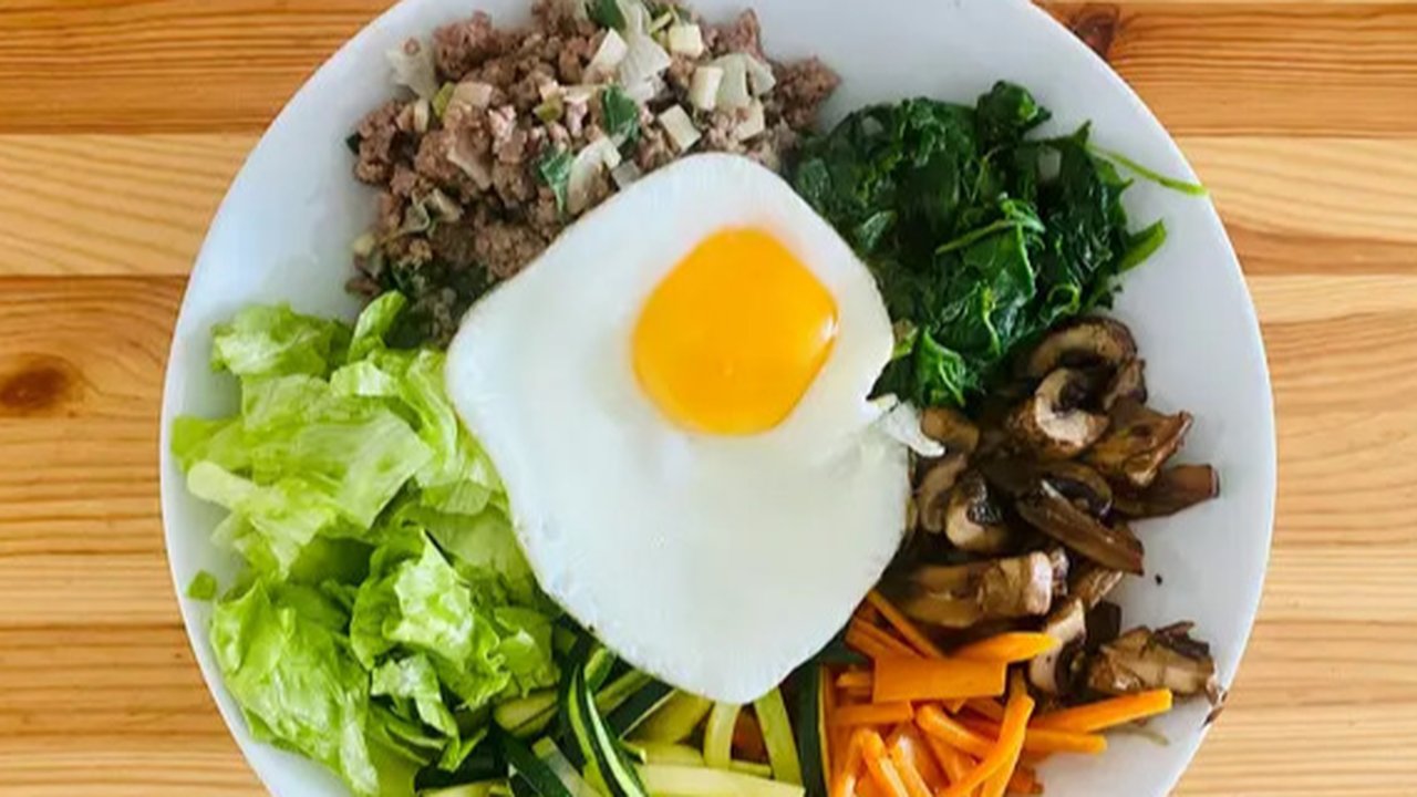 Bibimbap asal Korea. (dok. Unsplash.com/Jakub Kapusnak)
