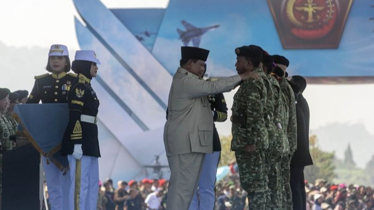 Tujuh purnawirawan TNI, termasuk teman seperjuangan Presiden Prabowo, dianugerahi pangkat kehormatan bintang tiga dan dua. Siapa saja mereka dan bagaimana kiprahnya dalam sejarah militer Indonesia?
