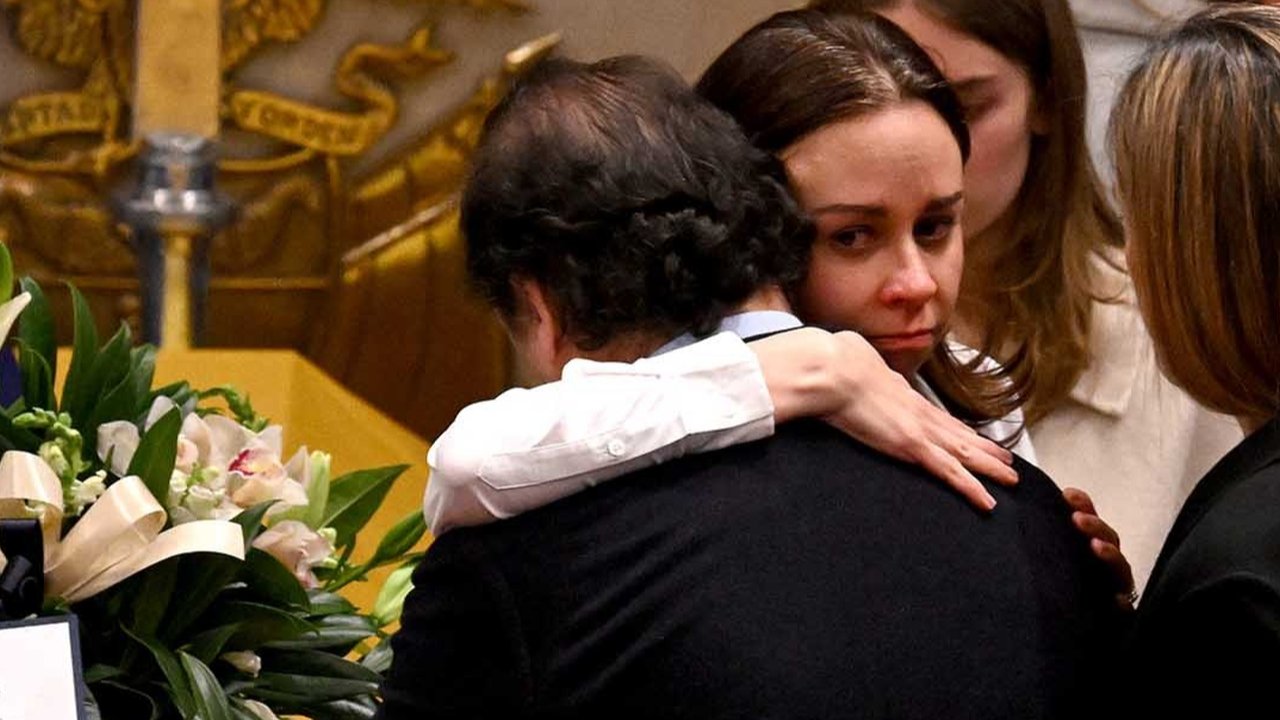 Istri mendiang calon presiden Kolombia Miguel Uribe, Maria Claudia Tarazona memeluk seorang pria saat persemayaman di Kongres di Bogota, Kolombia Senin (11/08/2025) waktu setempat. pada 11 Agustus 2025.