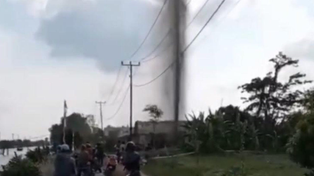 Sumur Bor di Tulang Bawang Semburkan Lumpur Setinggi 25 Meter