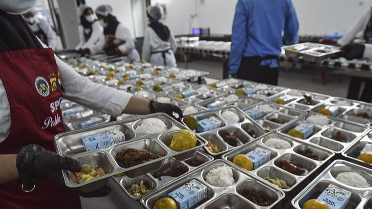 196 Siswa, Guru hingga Karyawan di Sragen Mual hingga Diare Diduga Keracunan Menu MBG