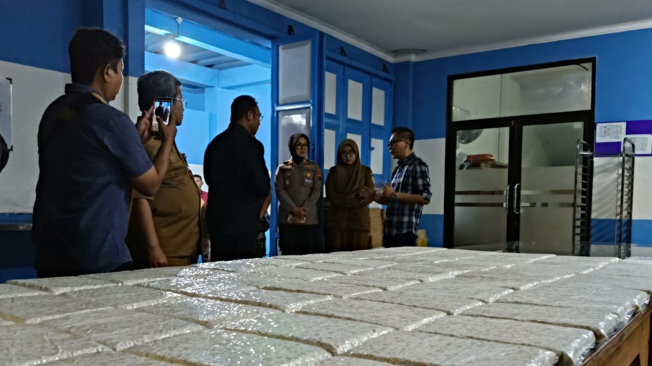 Bupati Sragen Sigit Pamungkas meninjau langsung kondisi korban keracunan MBG dan lokasi dapur SPPG