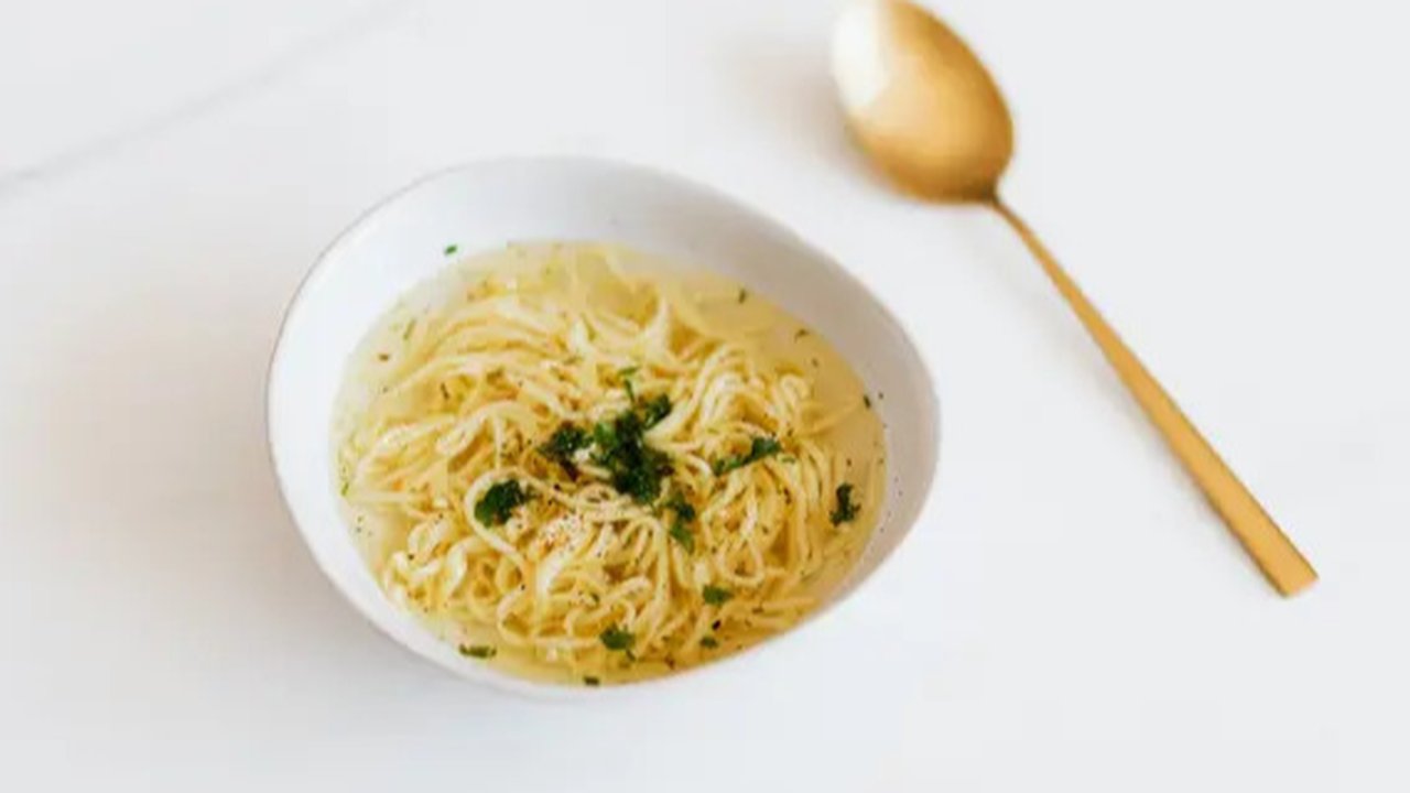 Sedang mengaduk mie instan. (Sumber: Mart Production/Pexels)