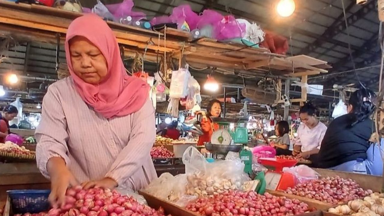 Harga cabai merah, cabai rawit, dan daging sapi di Kota Jambi turun signifikan pasca Idul Fitri 2025, meskipun beberapa komoditas lain mengalami kenaikan.