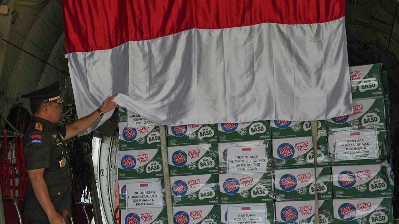 Panglima TNI Jenderal Agus Subiyanto memeriksa paket bantuan kemanusiaan yang akan diterjunkan melalui udara kepada warga Gaza di dalam pesawat kargo C-130 di Pangkalan Udara Halim Perdanakusuma, Jakarta,  Rabu, (13/08/2025).