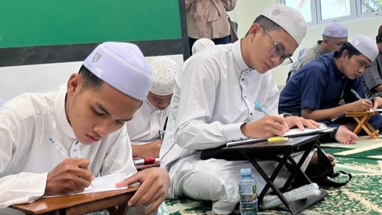 Puluhan santri di Banjarmasin bersaing ketat memperebutkan beasiswa Timur Tengah yang terbatas. Siapa yang akan lolos ke Al-Azhar atau Yaman?