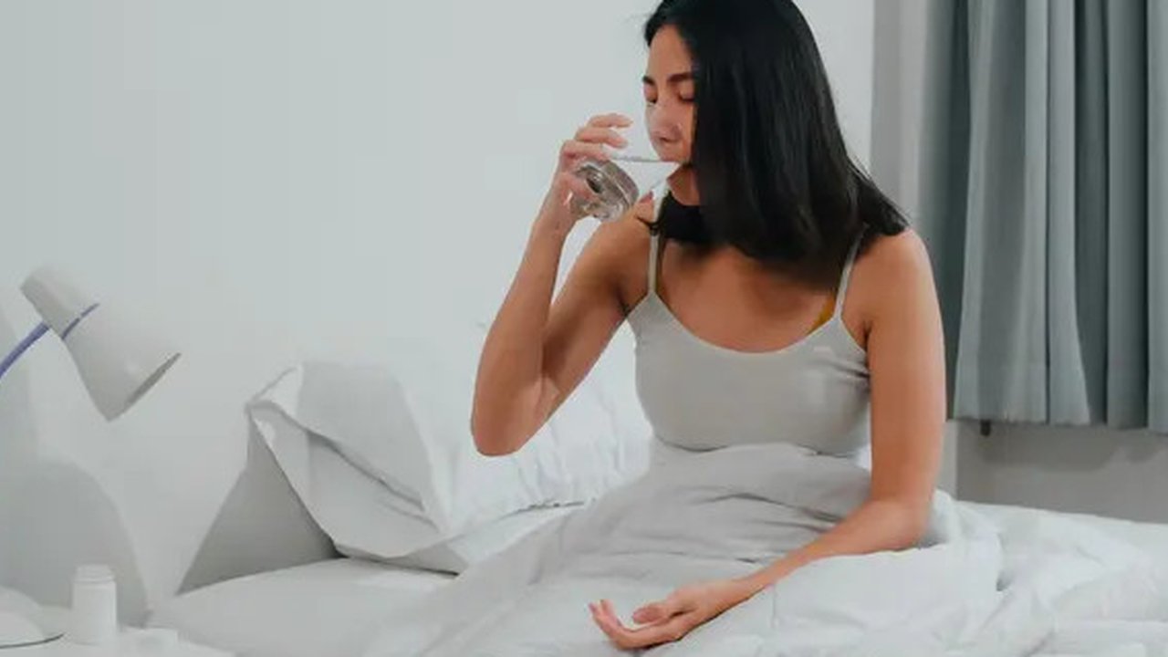 Benarkah Tidak Boleh Minum Air Putih Sebelum Tidur? Begini Penjelasan Ahli dan Riset