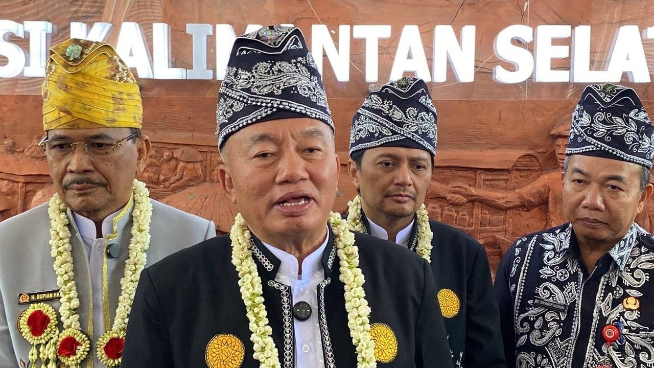 Gubernur Kalimantan Selatan, Muhidin bersama Wagub, Hasnuryadi Sulaiman menghadiri Rapat Paripurna Peringatan Hari Jadi ke-75 Provinsi Kalsel