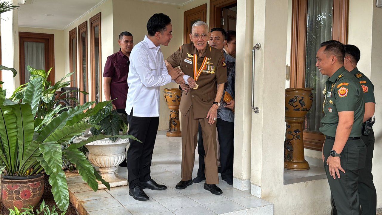 VIDEO: Gibran Buka Sepatu, Jenderal Sepuh Try Sutrisno Tegur Kolonel Ajudan Wapres 