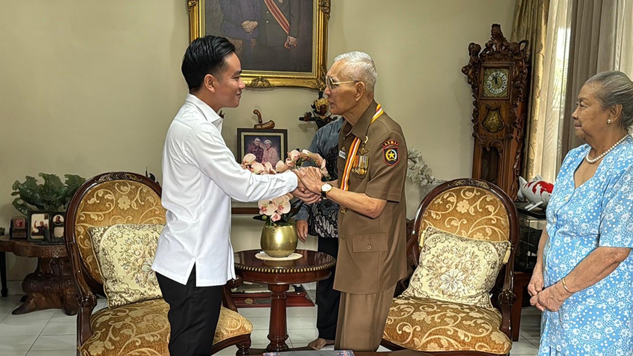 VIDEO: Try Sutrisno Terkejut Sampai Berdiri, Gibran Sowan Bawa Bingkisan Isinya Banyak Sekali