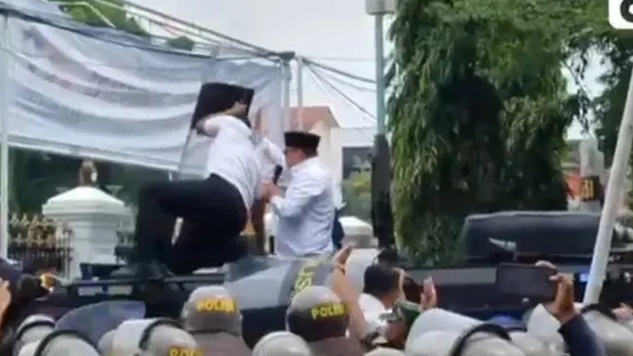 Bupati Pati Sudewo dilempari pendemo saat muncul di tengah demonstran. (Liputan6.com/ Arief Pramono)