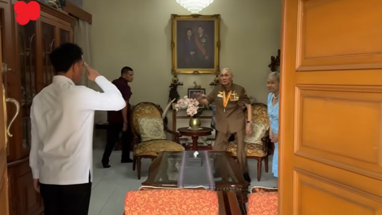 VIDEO: Adab Wapres Gibran Berdiri Hormat saat Sowan, Jenderal Sepuh TNI Try Sutrisno Gandeng Erat