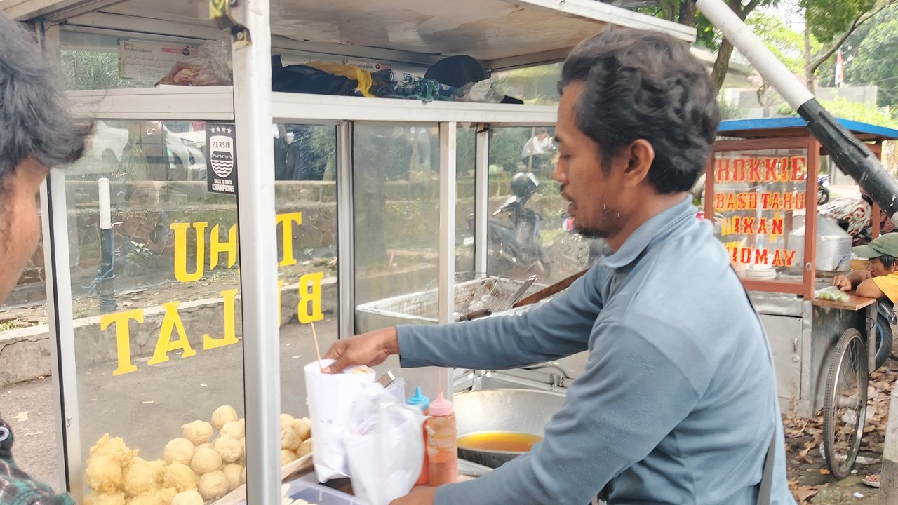 Tak Sekadar Menunggu, Tahu Bulat Jadi Pengisi Perut Para Pejuang Kerja