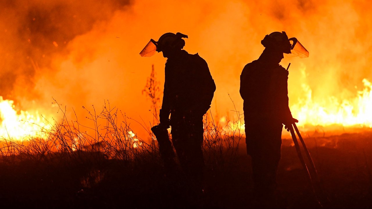 Petugas pemadam kebakaran berupaya memadamkan kebakaran hutan di Desa Vilaza, dekat Verin, Provinsi Ourense, Spanyol barat laut, Selasa (12/08/2025) waktu setempat.