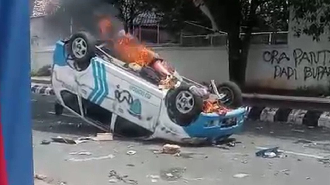 Polisi Diamuk Massa Demo Bupati Pati Sudewo, Tujuh Luka Dilempari Es Batu hingga Tong Sampah