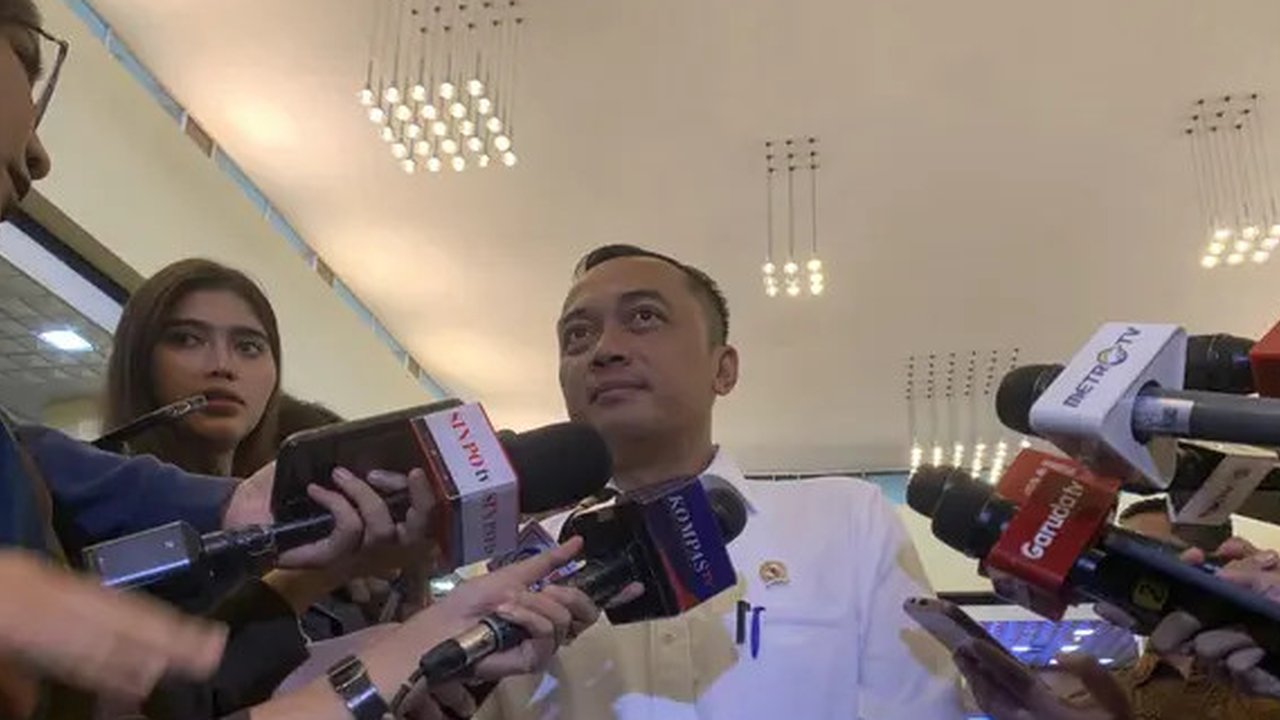 Menteri Sekretaris Negara Prasetyo Hadi di Kompleks Istana Kepresidenan Jakarta, Selasa (5/8/2025). (Liputan6.com/Lizsa Egeham)