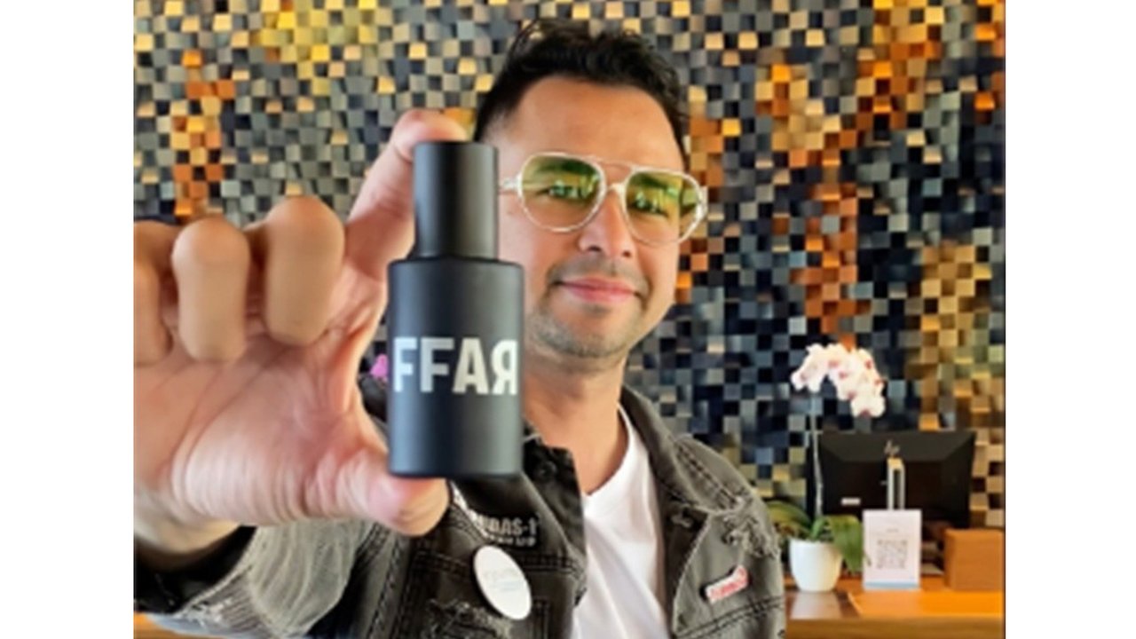Raffi Ahmad dan parfum FFAR andalannya.