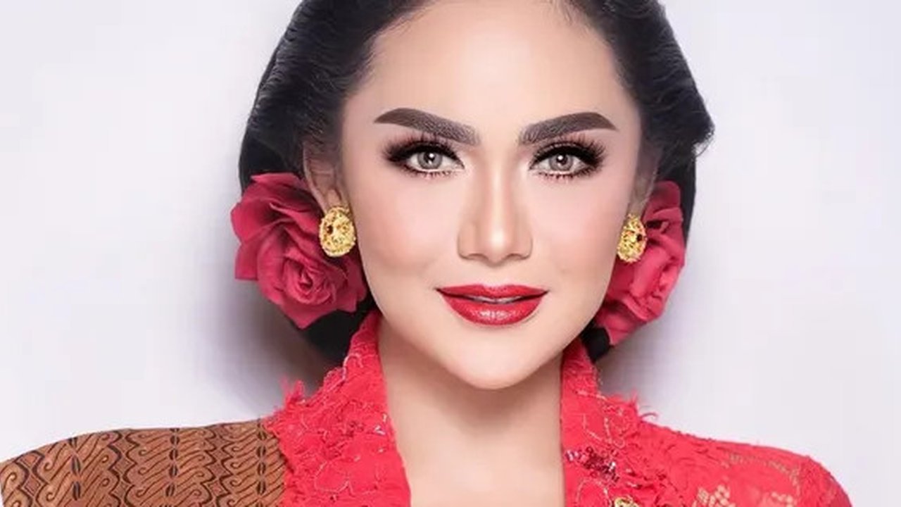 Batik dan Kebaya Merah Putih ala Kris Dayanti (Foto: Instagram @krisdayantilemos)