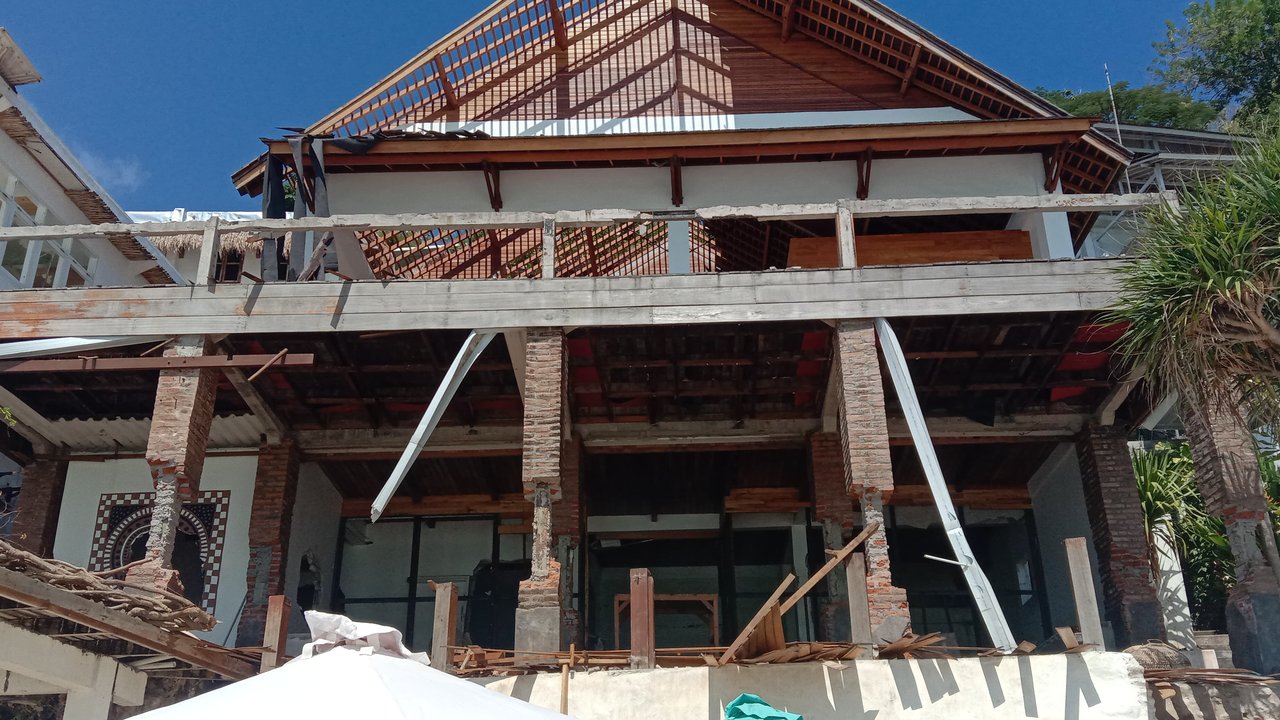 Pantai Bingin Setelah Penertiban: Keindahan Tersingkap, Ekonomi Terguncang