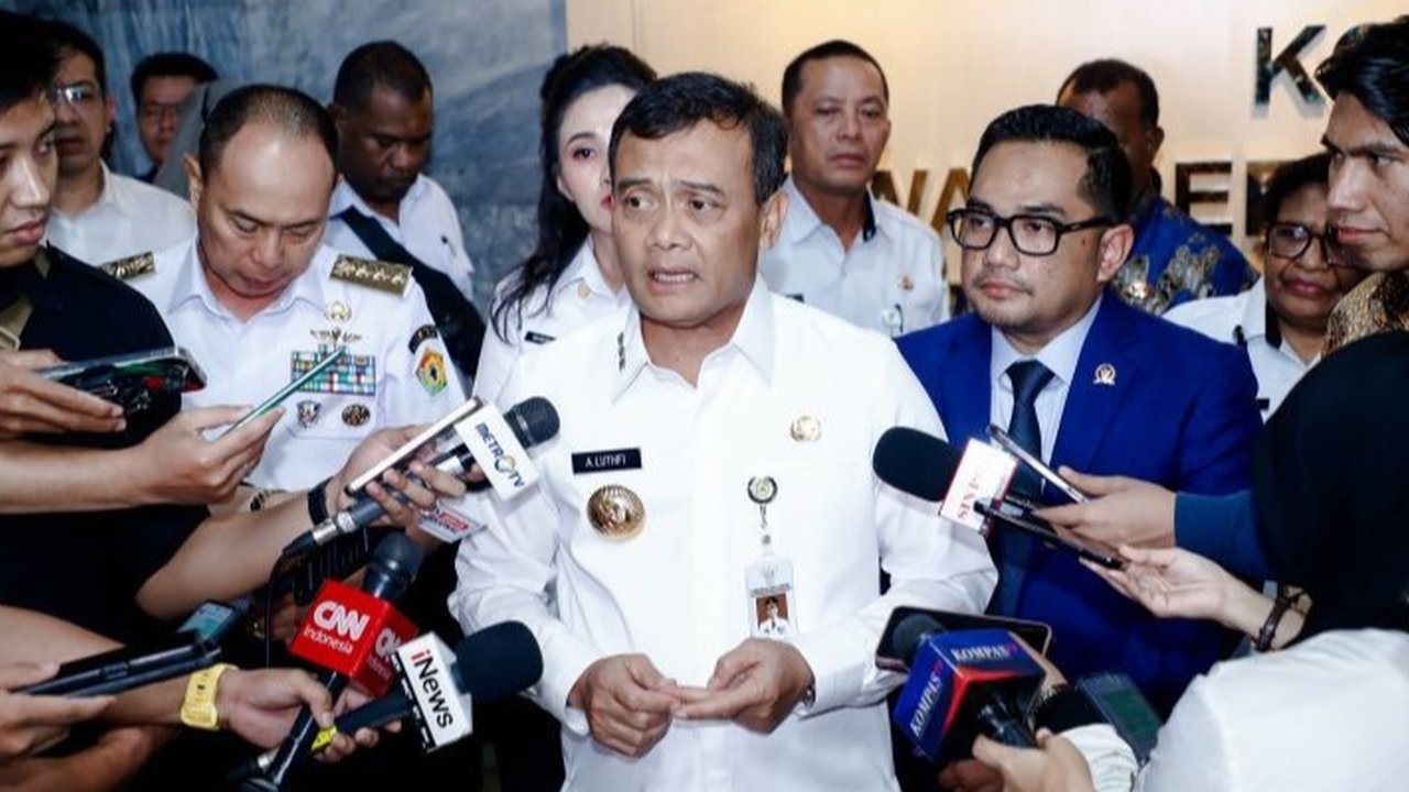 Gubernur Jateng, Ahmad Luthfi, menginisiasi sekolah antikorupsi untuk ribuan kepala desa guna mencegah penyalahgunaan dana desa dan memberikan pemahaman tentang pengelolaan dana swakelola.