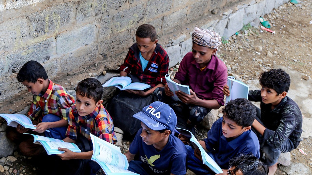 Meski aktivitas belajar mengajar dilakukan di luar gedung, anak-anak di Yaman tetap terlihat antusias. (Khaled ZIAD/AFP)
