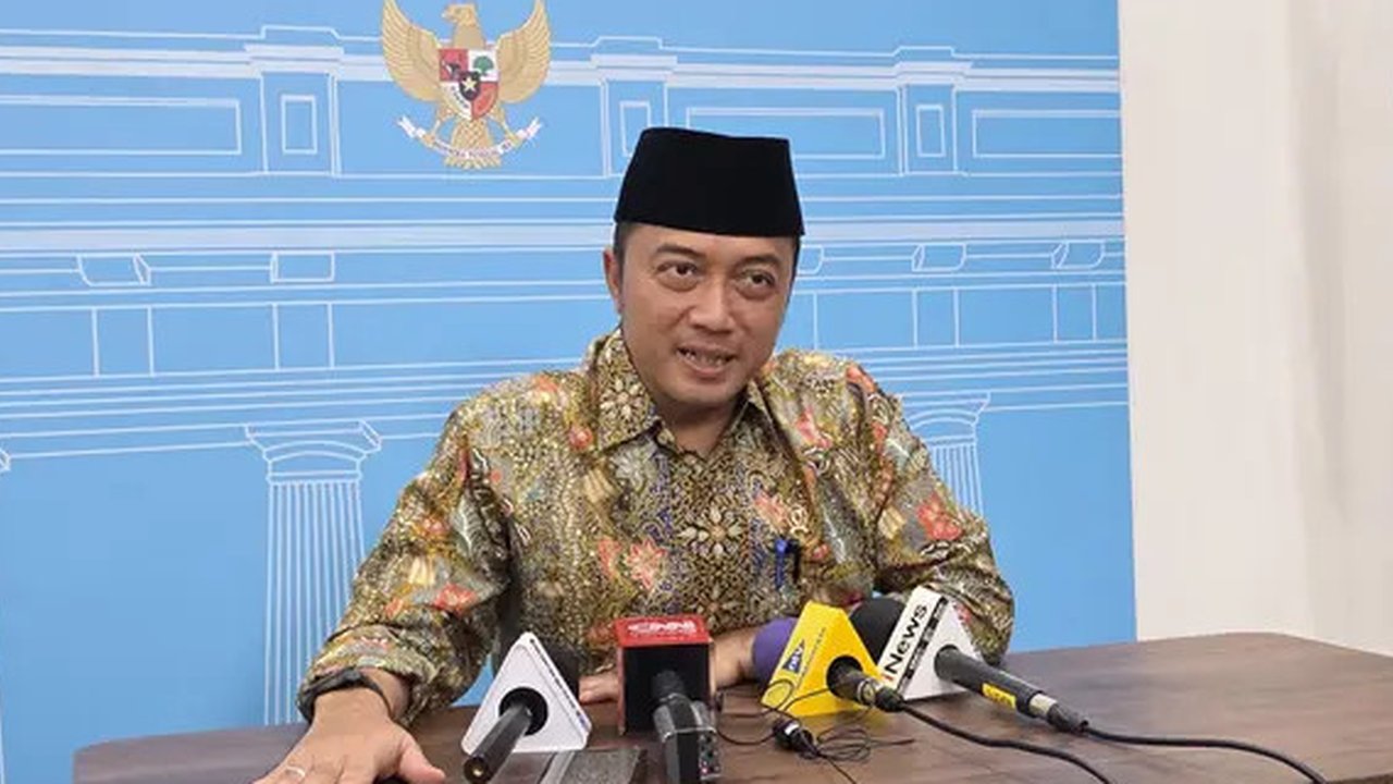 Menteri Sekretaris Negara Prasetyo Hadi di Kompleks Istana Kepresidenan Jakarta, Jumat (11/7/2025) (Liputan6.com/Lizsa Egeham)