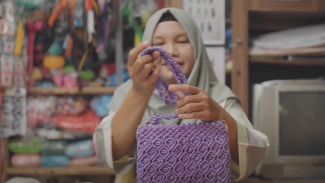 Simak kisah ibu yang sukses mewarisi bakat bisnis online kepada anaknya (Foto: Youtube/Lazada Indonesia)