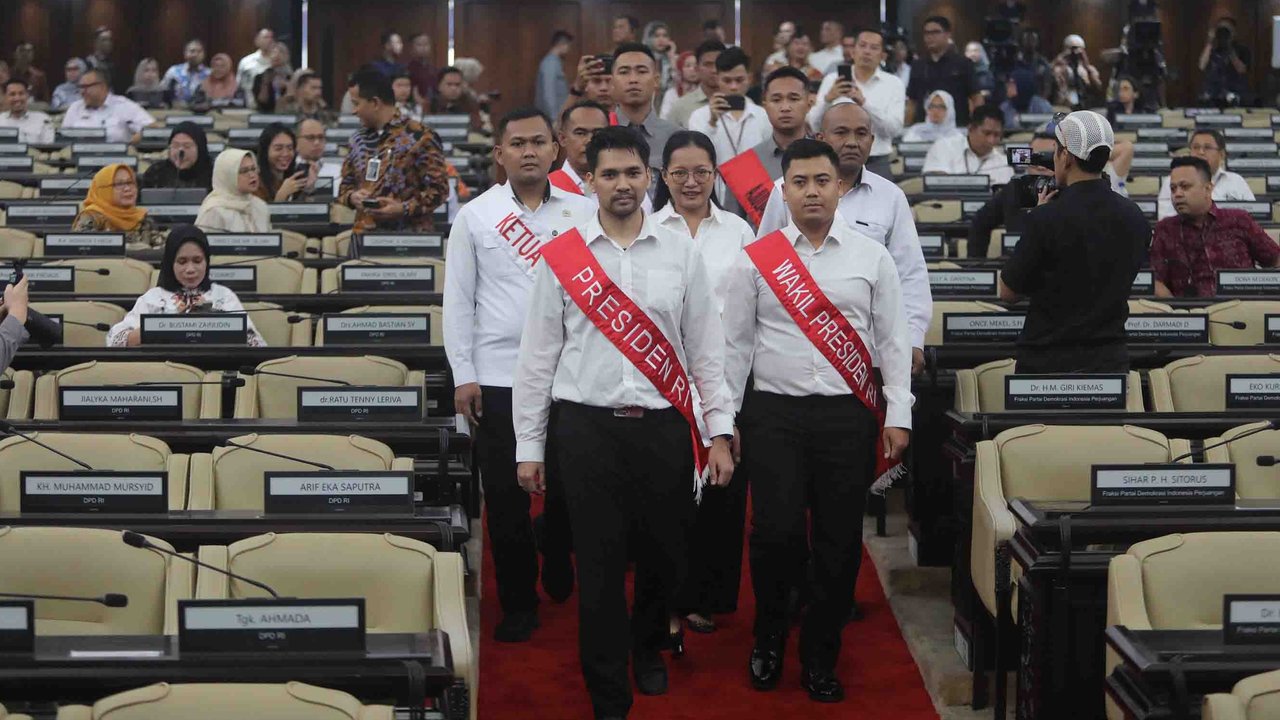 Sejumlah pegawai MPR dan DPR melakukan Gladi Bersih Sidang Tahunan MPR dan Pidato Kenegaraan Presiden RI Prabowo Subianto di Kompleks Parlemen, Senayan, Jakarta, Kamis (14/08/2025).