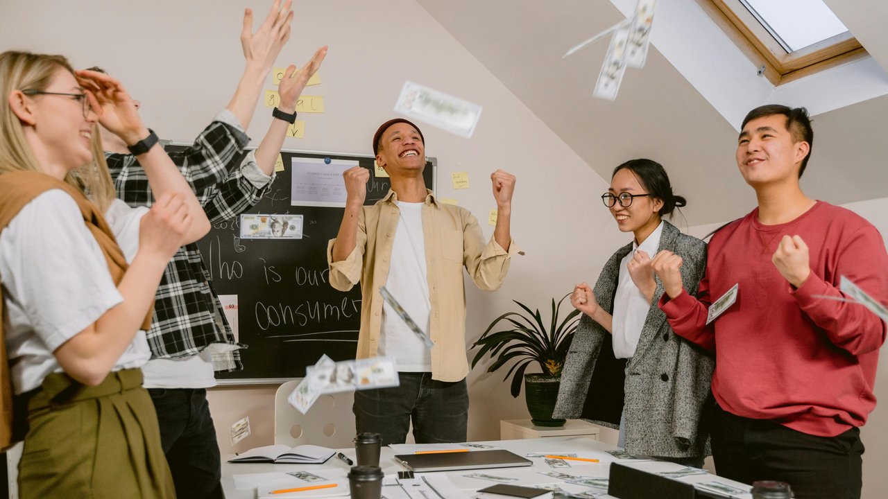 <p>ilustrasi gathering kantor//copyright pexels/tima miroshinichelo</p>