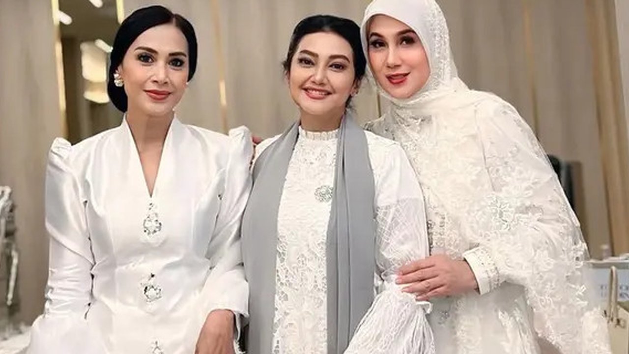 Bella Saphira, Diah Permatasari dan Marini Zumarnis di acara pengajian. [IG: @dps_diahpermatasari]