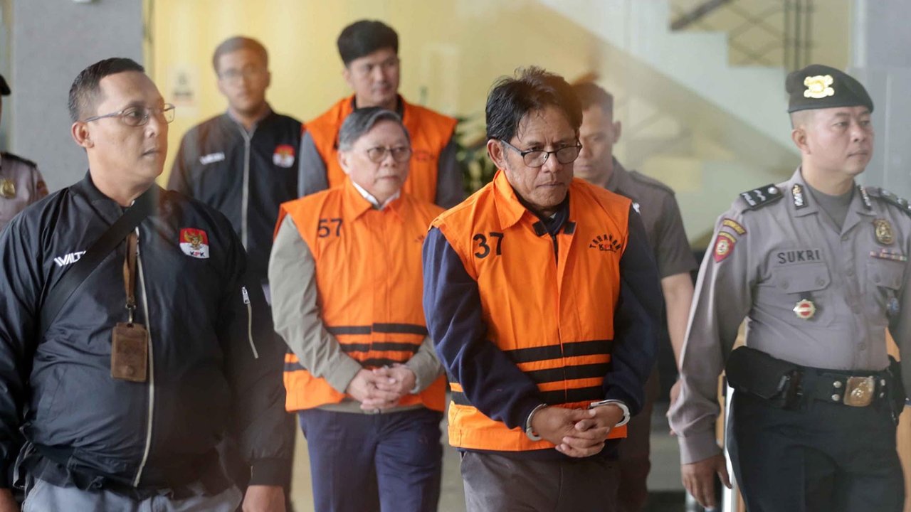Tersangka kasus dugaan suap izin pemanfaatan kawasan hutan Direktur Utama PT Inhutani V Dicky Yuanda Rady, staf perizinan PT Sungai Budi Grup Aditya dan Direktur Utama PT Paramita Mulia Langgeng Djunaidi  saat  rilis penahanan di Gedung Merah Putih KPK, Jakarta, Kamis (14/08/2025