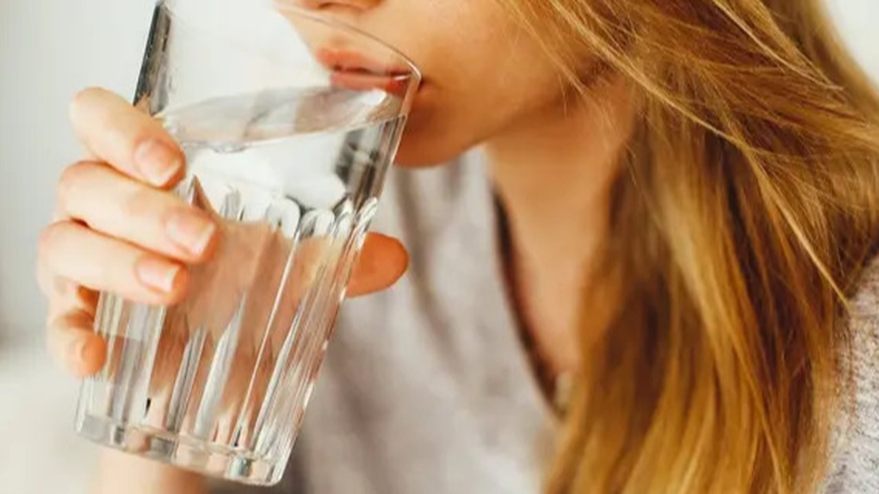 Mitos dan Fakta Seputar Minum Air Putih, Benarkah Minum Air Dingin Bikin Gemuk?