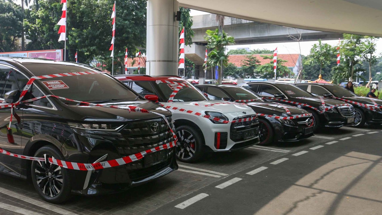Penampakan Empat Mobil Mewah Terkait Kasus Korupsi Riza Chalid Baru Disita Kejagung
