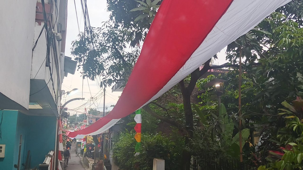 Rayakan HUT Ke-80 RI, Pemuda di Cicaheum Bentangkan Bendera Merah Putih Sepanjang 150 Meter