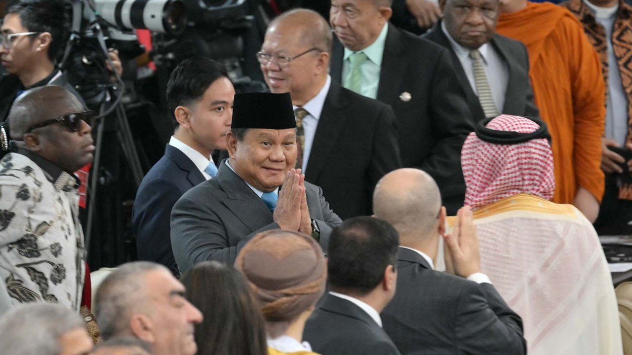 Presiden Indonesia Prabowo Subianto bersama  Wakil Presiden Indonesia Gibran Rakabuming Raka setibanya di Gedung Nusantara, Kompleks Parlemen, Jakarta, Jumat (15/8/2025).