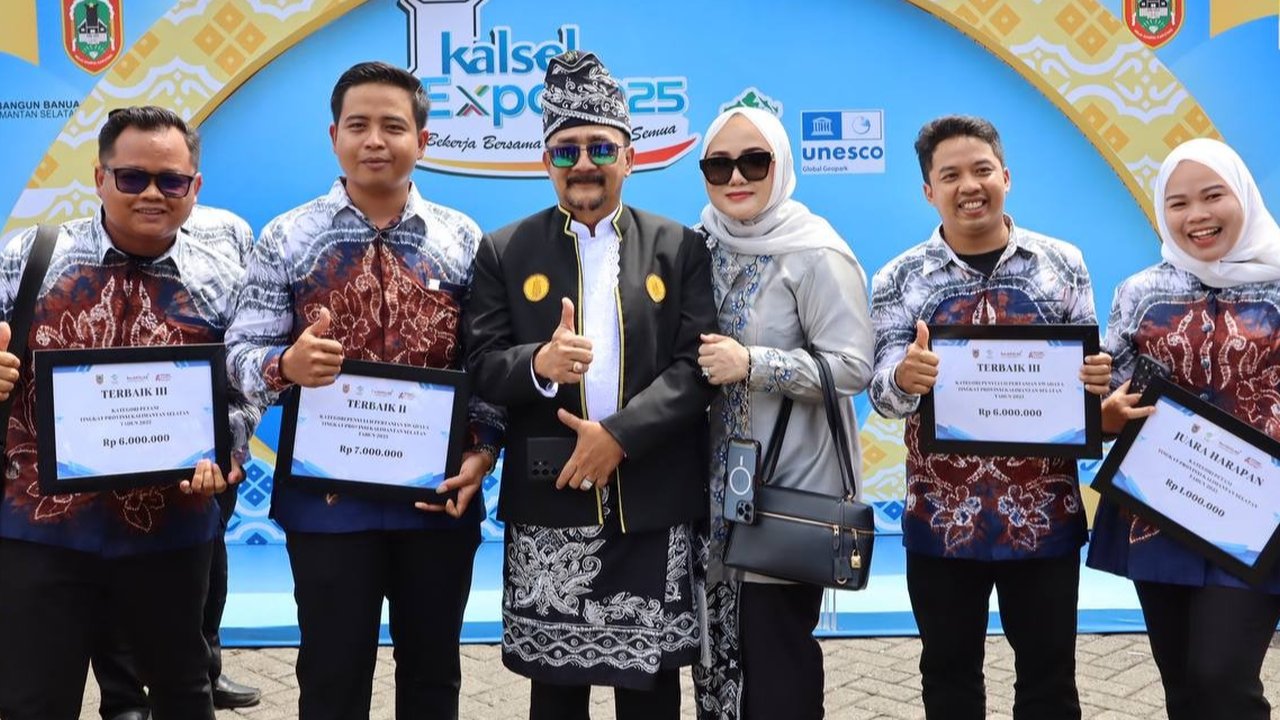 Gubernur Kalsel Berikan Penghargaan untuk Petani Berprestasi