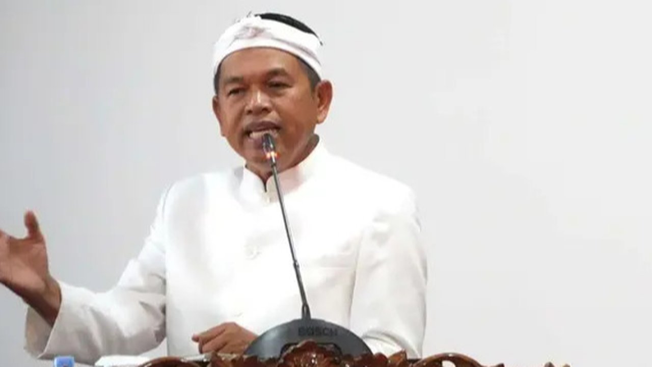 Ribuan siswa dan guru SMA Kota Kendari membentangkan kain merah putih sepanjang 17 kilometer dalam memperingati HUT ke-78 RI, namun aksi ini memicu kekesalan siswa SMA.