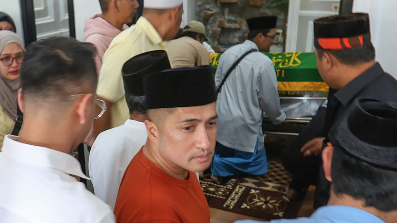 Jenasah mendiang komedian Mpok Alpa yang  memiliki nama asli Nina Carolina saat tiba di rumah duka di kawasan Ciganjur, jakarta Selatan, Jumat (15/08/2025).