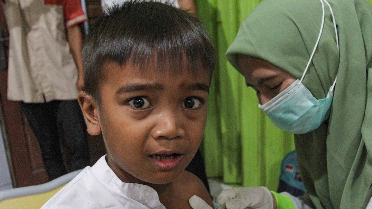 Petugas kesehatan Puskesmas Batu Sari menyuntikan vaksin imunisasi Campak-Rubella (MR) ke murid kelas 1 saat pelaksanaan bulan imunisasi anak sekolah (BIAS) 2025 di SDN Batu Jaya, Kota Tangerang, Banten, Jumat (15/08/2025).