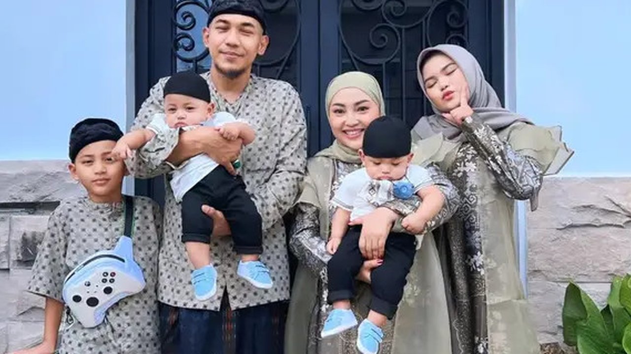 Potret Mendiang Mpok Alpa dan Keempat Buah Hatinya (Foto: Instagram @nina_mpokalpa)