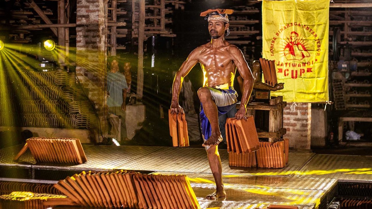 Pekerja pabrik genteng berpose saat mengikuti kompetisi binaraga tradisional di sebuah pabrik genteng di Jatiwangi, Jawa Barat (11/08/2025